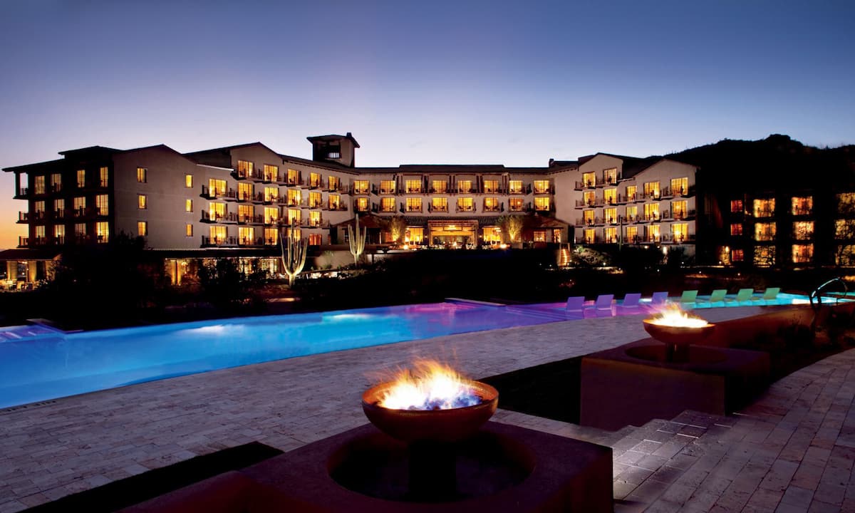 dove-mountain-gallery-hotel-at-night